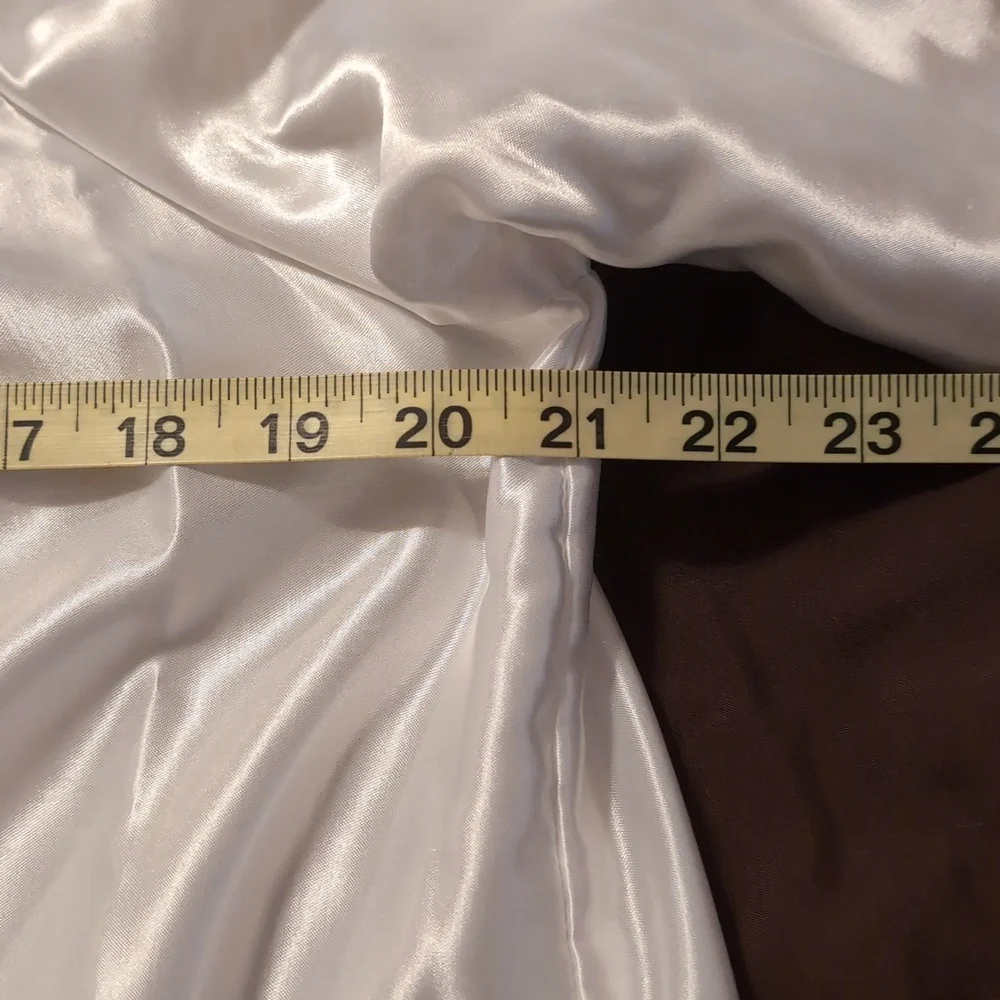 Elegant White Satin Nightgown - Picture 5 of 11